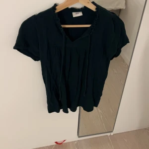 Blus  - Säljer denna blus då den inte kommer till användning❤️