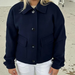 Jättefin mörkblå kappa - Intressekoll på kappa från design by si, köpt förra året för 900kr o säljer för 350kr. Perfekt nu inför hösten! Pris kan diskuteras, skriv för fler bilder 💕 