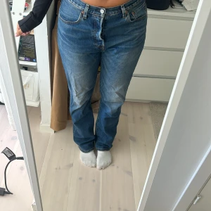 Levis 501 anniversary edition  - Storlek M/L, kommer passa mindre storlekar för en större passform  Längd 34 Pris går att diskuteras  Används fåtal gånger