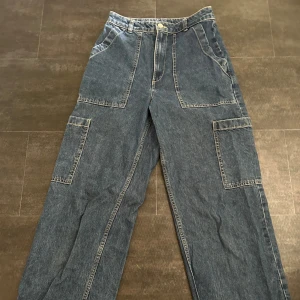Cargo jeans - Säljer dessa mörkblå cargo jeans från HM. Skriv för fler bilder eller vid funderingar💞