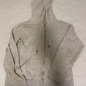 Grå hoodie från H&M - Säljer en grå hoodie från H&M!🫶