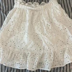 Gina kjol - Jätte gullig kjol från gina med volang💕 köpte för något år sedan men ser precis ut som ny och har inte andvänds så mycket❤️💕 storlek xs/s men passar också m och mindre då den är väldigt stretchig vid resoren💕❤️🥰