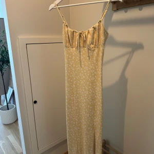 Klänning - Fin sommarklänning i gul från Bubbleroom Normal i storleken, helt ny 