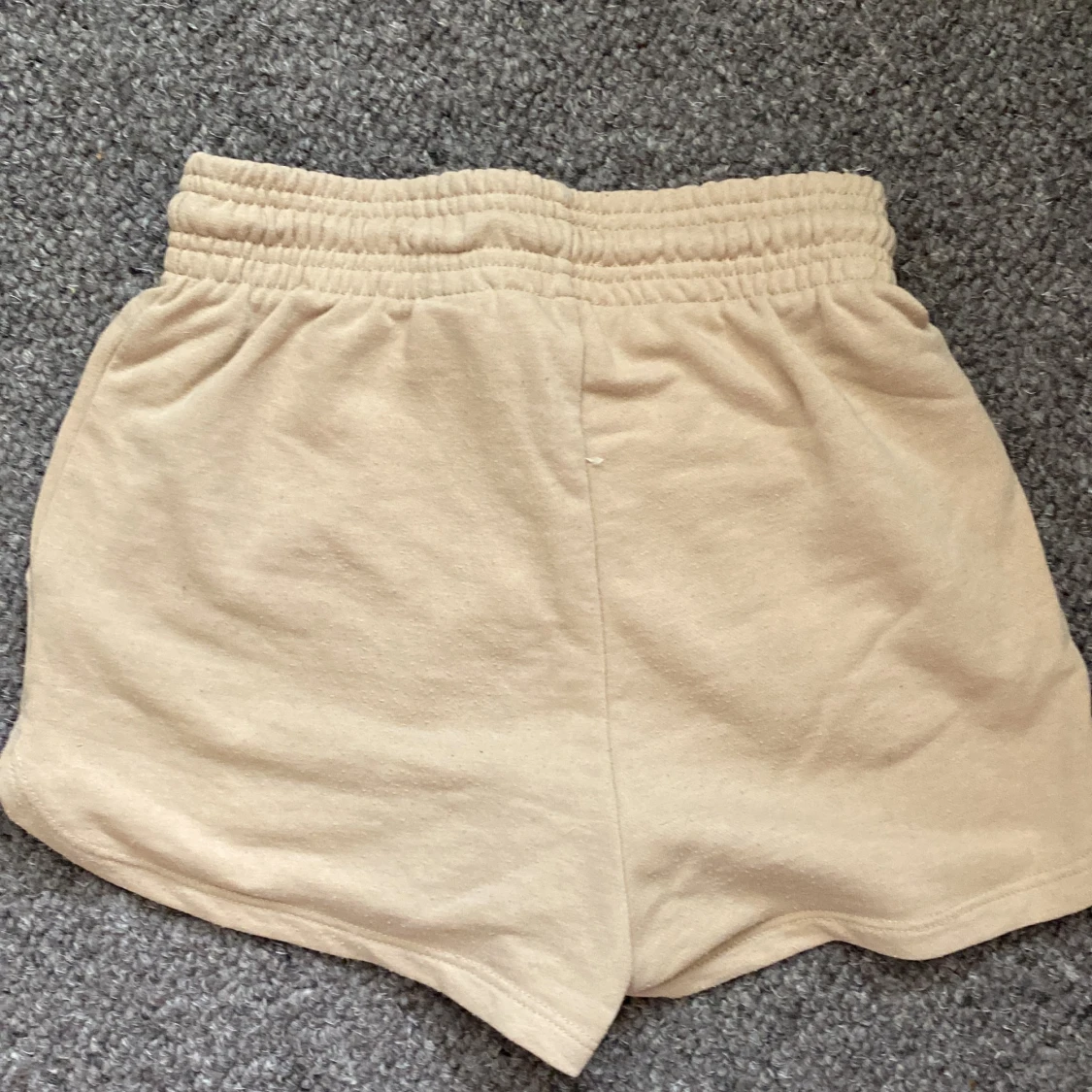 Beige shorts från H&M - 90