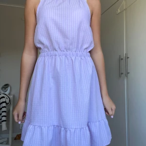 Sommar klänning  - Inga defekter, öppen lite i ryggen. Sparsamt använd. Älskar färgen, jätte fin!💕Passar mig som bär XS/S💕