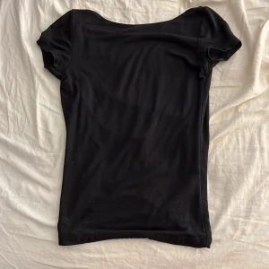 Backless Tröja - rygglös tshirt från Gina, perfekt skick även fast den är använd, köpt för ca ett år sedan, säljer då jag inte riktigt använder den längre😊