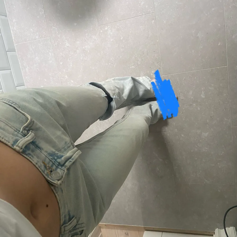 Säljer dessa jeans då dem är lite för stora och av den anledningen inte kommer till användning💕 Storlek 36 men skulle säga att dem passar båda 36 och 38 Kontakta mig vid funderingar eller fler bilder. Farkut & Housut.