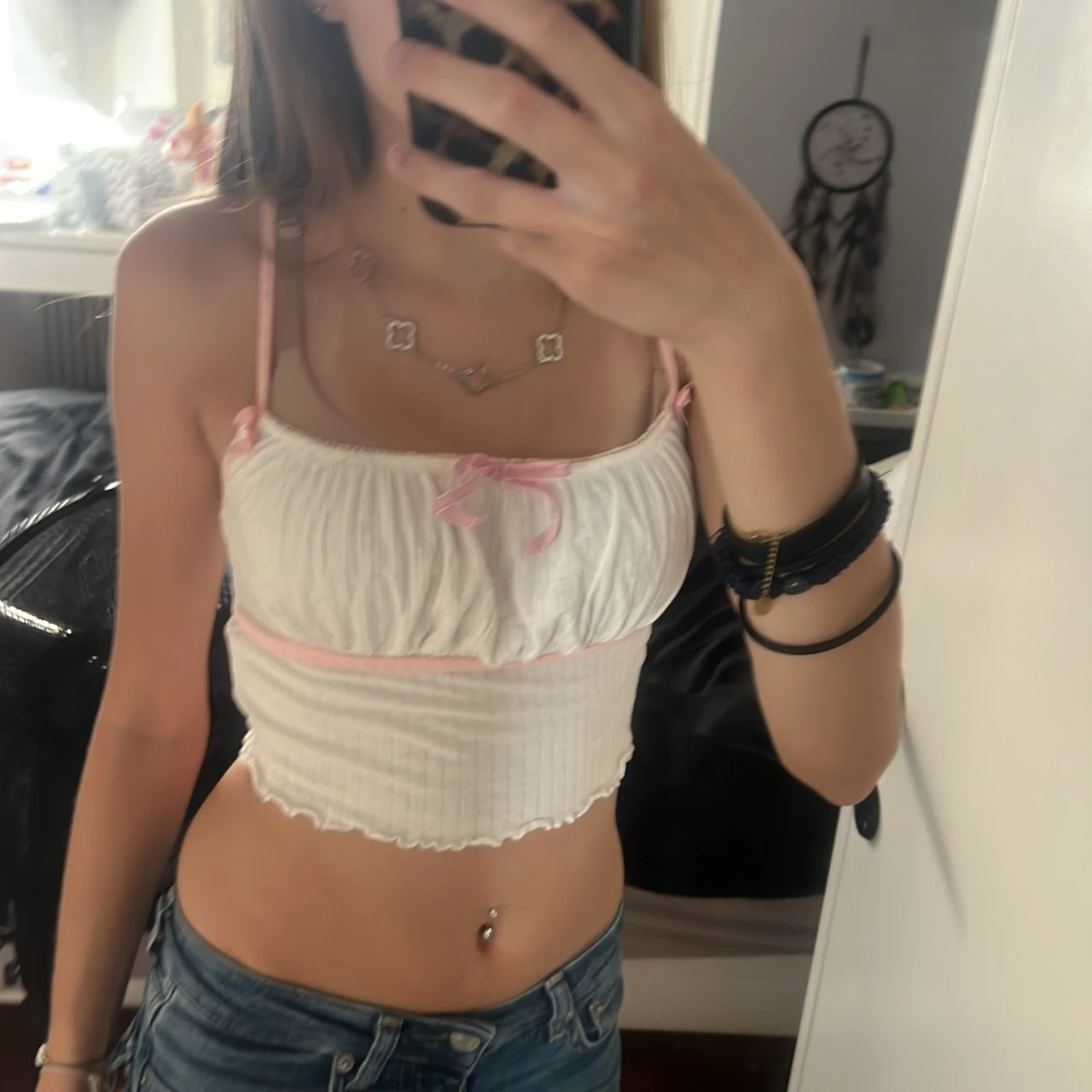 Söt topp med rosetter 