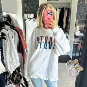 Collegetröja  - Säljer denna väldigt oversized men mysiga collegetröjan, väldigt bra skick!💕