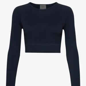 Aim’n topp - Säljer en snygg svart ribbad croppad tröja från aim’n! Säljer denna då jag köpte fel storlek och är endast använd ett fåtal gånger. Säljer denna för 150kr + frakt. Hör gårna av dig vid frågor eller intresse!