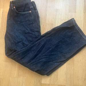 Helt oanvända weekday jeans i perfekr skick är i storlek 30/32