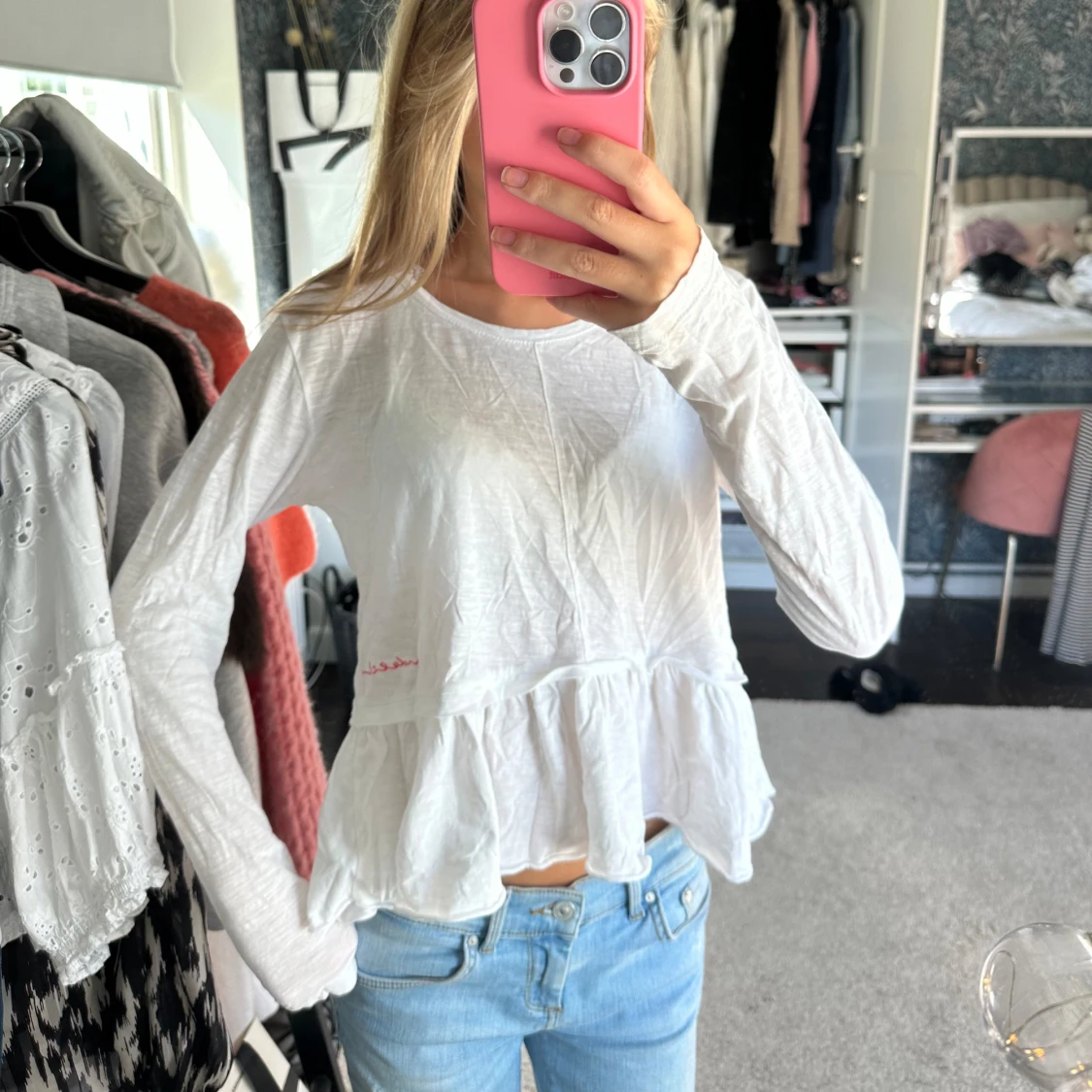 Långärmad volang tröja