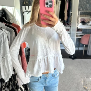 Långärmad volang tröja - Säljer denna jättefina långärmade tröjan med volang nertill! Tröjan är ifrån bondelid och är i jättebra skick!💕