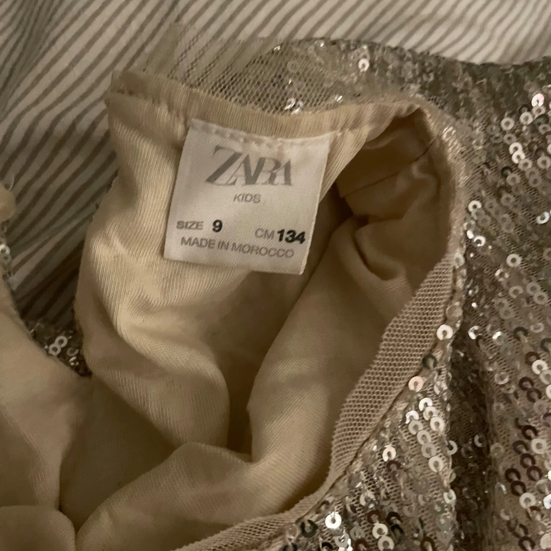 Jättesnygg silvrig paljett top - 90