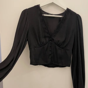 Blus med detaljer  - Blus med detaljer från Stradivarius. Frakt/mötas i Stockholm
