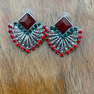 Nya retro örhängen  - Nya snygga örhängen retro med fina kristaller. Storlek ca 4x3 cm. Okänt material och märke.