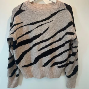 Stickad tröja - Fin stickad tröja med zebra mönster i storlek M, frakt tillkommer.