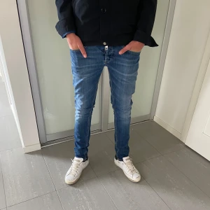 Dondup Jeans George  - Säljer nu dessa dondup George jeans som är snygga och passar till allt och kan användas året om, storlek 30 och modellen är ca 180. Skicket är bra utan några större defekter förutom storlekslappen som är borttagen, skriv för fler bilder/frågor🙌🏼