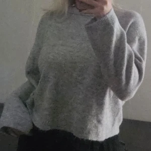 Grå stickad tröja - Säljer denna gråa stickade långärmade tröjan. Den är jättegosig och perfekt inför hösten. Säljer den för jag tycker inte om den.  
