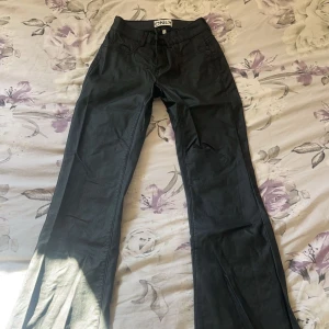 Utsvävningda skinnjeans - Mid waist utsvängda skinnjeans från only Som nya