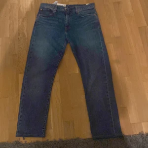 Levis jeans  - Hej jag säljer dessa Levis jeans för de it passa min stil och vill bara bli av med dom kvitta,tag och påse finns kvar(pris går att diskutera) tveka inte en sekund på frågor svarar inom 5 timmar Max 