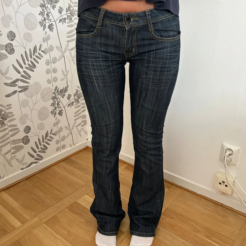 Lågmidjade jeans från Cindy.H  Midjemått: 38x2 cm Innebenslängd: 85 cm. Jeans & Byxor.