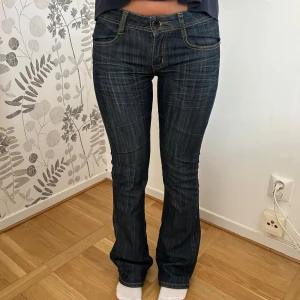Lågmidjade jeans - Lågmidjade jeans från Cindy.H  Midjemått: 38x2 cm Innebenslängd: 85 cm