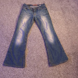 Only jeans stl 28/32 - Mörkblå only jeans gamla modelen, modelen ser utnött ut. Bootcut, ganska korta. Ganska gamla så lite nötta men inte på något specifikt ställe eller ytligt. Uppsydda