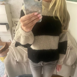 Gullig stickad tröja - Den e knappt använd. Den e från Gina Tricot, och den passar väldigt bra nu till hösten🍁