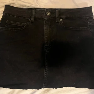 Svart jeanskjol - En low waist jeanskjol i storlek S💕verkligen så fin och aldrig använd! Bra skick. Bredd:34cm Längd: 28cm😊 färgen ser ut som på första bilden min kamera är suddig på de andra. Skriv för mer frågor och funderingar!