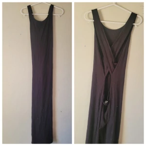 Lång klänning med korsad rygg - Fint skick