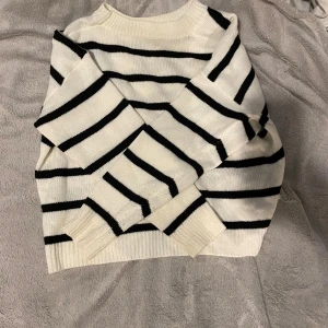 Stickad tröja - Jätte fin randig stickad tröja från shein använd ett fåtal gånger men har blivit lite nopprig på armen men inget man tänker på