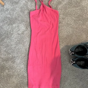 Rosa klänning - Jättefin rosa klänning! Säljer då jag inte får användning av den!💗