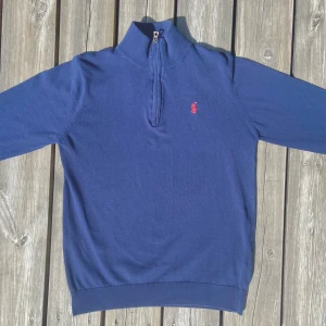 Blå Ralph Lauren Halfzip - Säljer denna fina Ralph Lauren Half-Zip för 549kr. Den har inga hål, fläckar eller andra defekter, alltså fint skick. Modellen på bilden är 181cm.