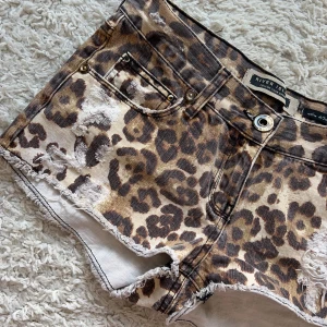 Lågmidjade leopard jeansshorts  - Snyggaste leopard jeanssshortsen, storlek 34 enligt lapp men jag skulle säga att de är något stora i storleken så skulle säga att de passar en S bättre. Men gå efter mått. Midjemått:39x2 stretch till 40. Köp sker via köp nu, jag postar inom 24h.