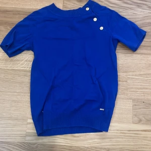 Stickad t-shirt  - Jätte fin blå stickad t-shirt med söta guld knappar och bra skick ☺️
