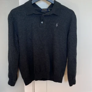 Ralp lauren tröja Xs - Hej jag säljer min Ralph lauren tröja som jag inte har använt någon gång i perfekt skick.