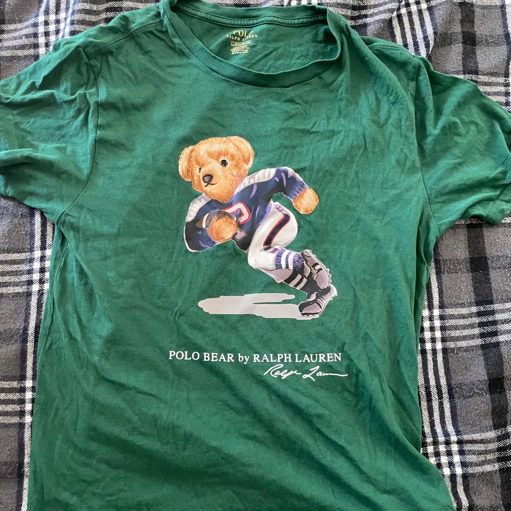 En mycket fin polo bear av ralph lauren t-shirt, den är i skönt material och allmänt fin. Man kan använda denna i som vardag och matcha med flera outfits. Pris går att diskutera. . T-shirts.