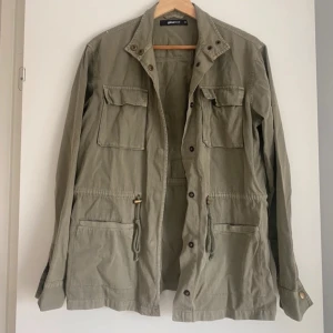 grön snygg jacka - trendig jacka från gina i storlek s säljer då den inte kommer till användning 