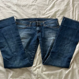 Lågmidjade bootcut jeans - Säljer mina Lågmidjade Wrangel jeans i modell megan pågrund av ingen användning