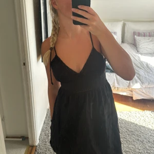 Svart klänning - Svart klänning med detaljer ifrån Zara. storlek S. Aldrig använd 