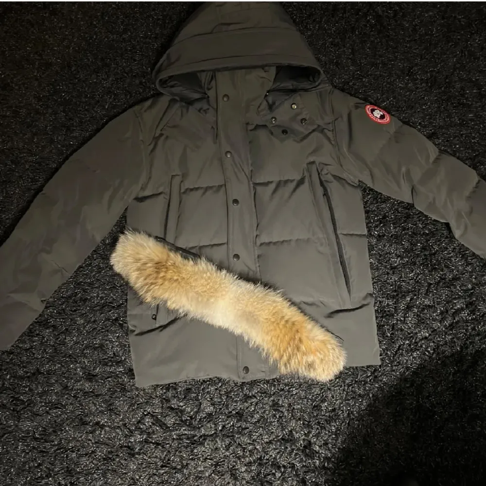 Canada goose wyndham  Säljer min helt nya Canada goose jacka. Inga skador eller konstigheter. Inget kvitto. M men passar även S. Kan gå ner i pris. Skriv för mer!. Jackor.