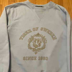 Ljusblå tröja från Tiger of Sweden - Säljer en snygg ljusblå långärmad tröja från Tiger.   Storlek S