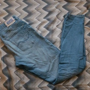 Ljusblå Jack & Jones Jeans (S) - Ljusblå färg Jack & Jones Jeans (S) 13-15 år