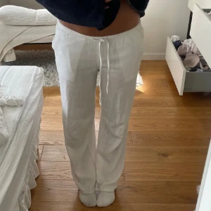 Linnebyxor  - (Bild lånad från förra ägaren) köpt på plick, jättefina men får korta för mig som är runt 170cm💕