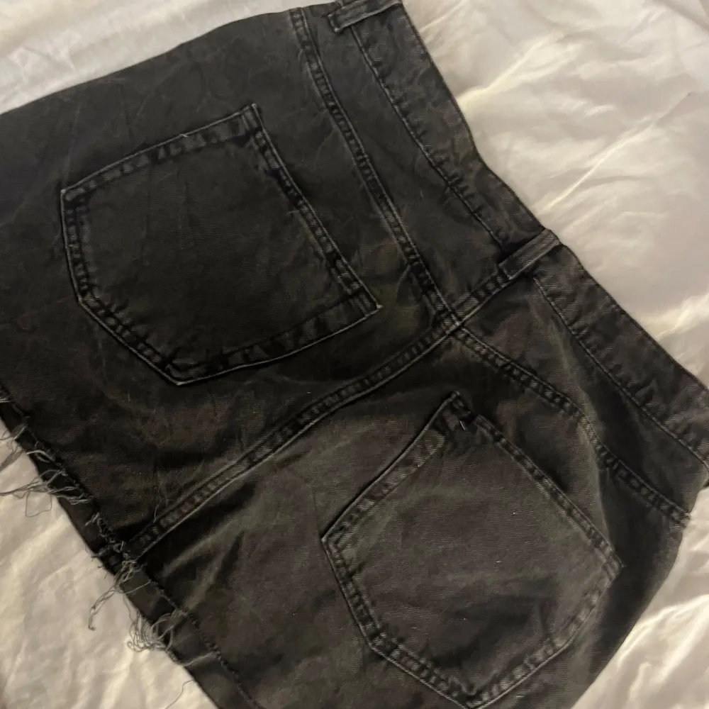 Jeanskjol från H&M sparsamt använd. Strl 40 men upplevs lite mindre skulle jag säga. 60kr 💕  . Kjolar.