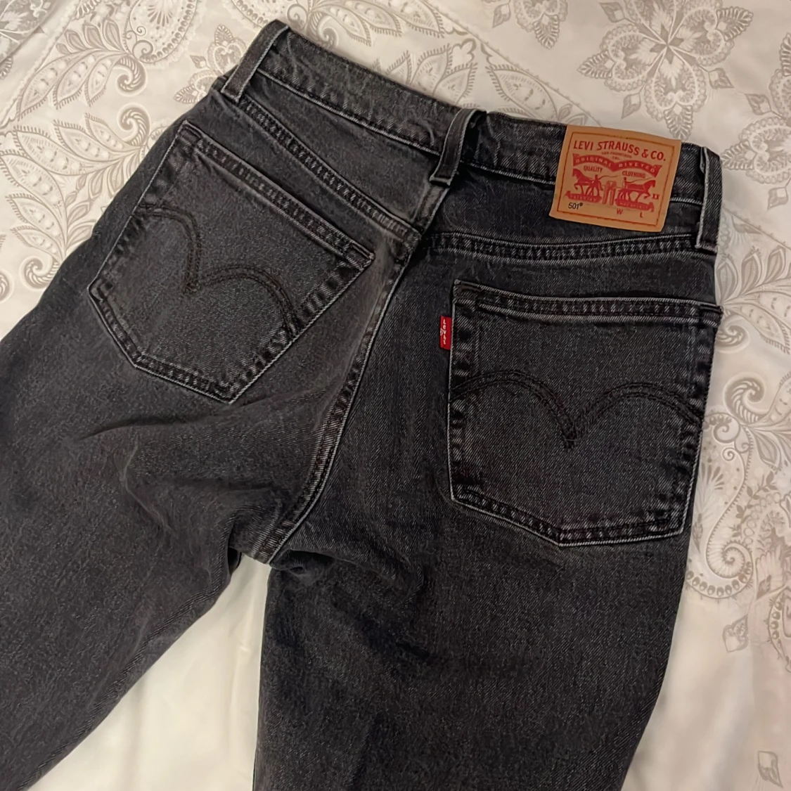 Mörkgrå jeans från Levis 