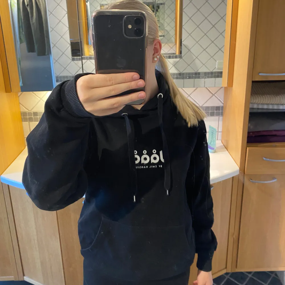 Säljer min Emil hansius hoddie då den inte kommer till användning något mer, den är i väldigt bra skick och använd några fåtal gånger och köpt för två år sen skulle jag tro, den är i storlek xs och sitter bra på mig, köptes för 500 säljer för 250kr!. Hoodies.