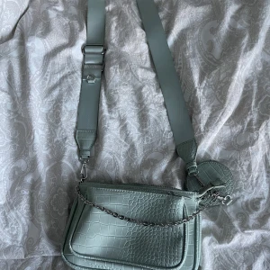 Väska - Jätte fin väska med en jätte fin mintgrön färg! Inga täcken på användning 