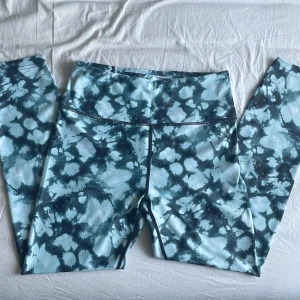 Träningsbyxor  - Väldigt sköna och mjuka träningsbyxor i jättebra skick. Använd fåtal gånger men ser helt nya ut 